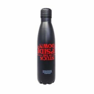 Botella de metal negra con texto en rojo "STUCK IN THE UPSIDE DOWN", marca Stranger Things.