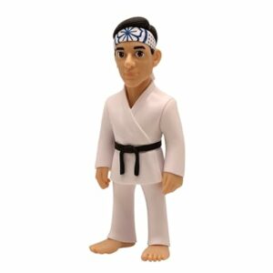 Figura de un personaje de anime en traje de artes marciales con cinta en la cabeza.