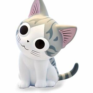 Figura de gatito gris y blanco con grandes ojos y expresión adorable.