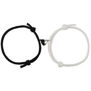 Pulseras magnéticas de pareja KINBOM en blanco y negro con corazón colgante.