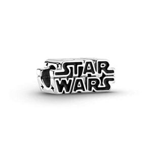 Colgante PANDORA plateado con el logo de Star Wars en relieve.