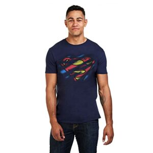 Hombre con camiseta azul oscuro de Superman con logo rasgado.