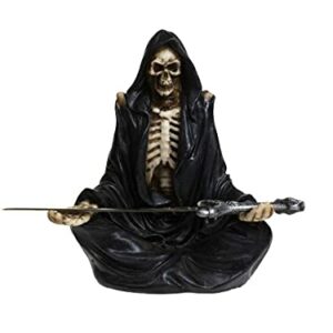 Figura de calavera encapuchada en negro sosteniendo una espada horizontalmente.