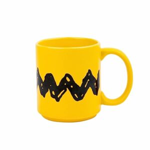 Taza amarilla con diseño de la camiseta de Charlie Brown de Grupo Erik.