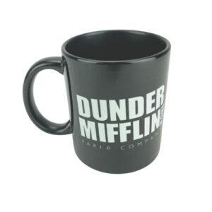 Taza negra con el logotipo de Dunder Mifflin en blanco.