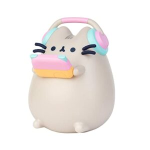 Lámpara Pusheen con auriculares y control de videojuego en las manos.