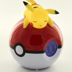 Reloj despertador amarillo con figura de Pikachu dormido sobre una Pokebola y pantalla digital.