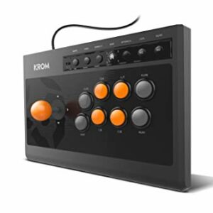 Gamepad arcade multicolor KROM con joystick y botones naranjas.