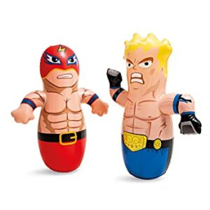 Figura inflable de luchadores con diseños coloridos y detallados.