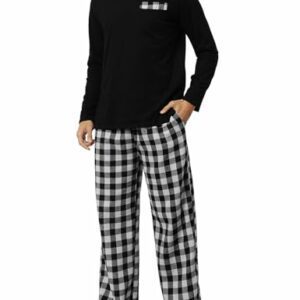 Hombre con pijama de dos piezas: camiseta negra de manga larga y pantalón largo de cuadros blancos y negros.