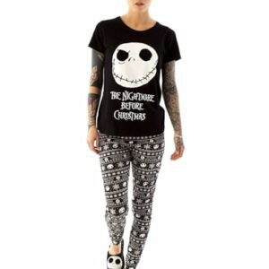 Pijama de "Pesadilla Antes de Navidad" con diseño de Skellington de Disney, camiseta negra y pantalones estampados.