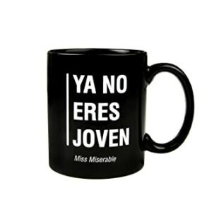 Taza negra de cerámica con la frase "Ya no eres joven" en blanco.