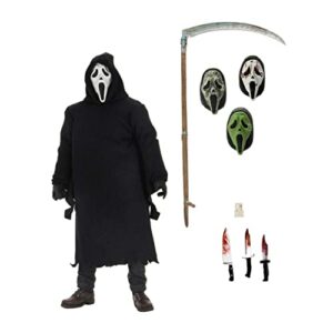 Figura de acción de Ghostface con túnica negra, accesorios y tres máscaras intercambiables.