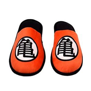 Zapatillas de casa de Dragon Ball con diseño de Goku, en colores naranja y negro.