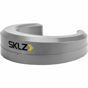 Entrenador de putting gris de la marca SKLZ en forma de anillo.