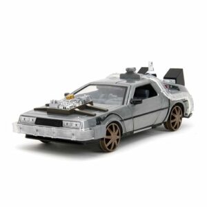 Maqueta del DeLorean de "Regreso al Futuro III" con ruedas de ferrocarril y detalles metálicos.