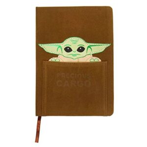 Cuaderno marrón A5 con dibujo de Baby Yoda asomando de un bolsillo.