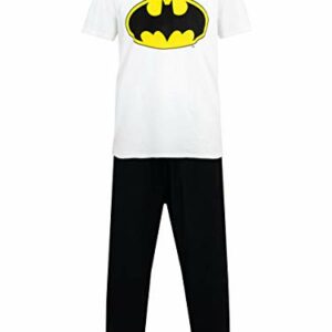 Pijama blanco de hombre con el logo de Batman y pantalones negros.