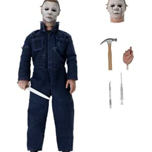 Figura de acción de Michael Myers con ropa azul y diversos accesorios.