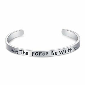 Pulsera metálica con la frase "May The Force Be With You".