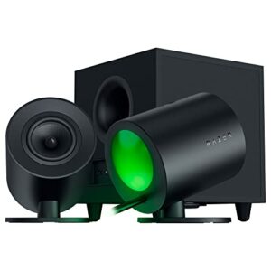 Altavoces gaming negros Razer Nommo V2 con subwoofer y iluminación verde.