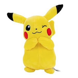 Peluche suave de Pikachu de 20 cm con una expresión guiñando el ojo.