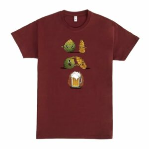 Camiseta roja con dibujo de ingredientes de cerveza y una jarra al frente.