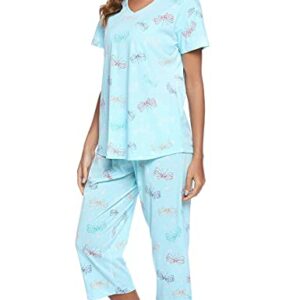 Conjunto de pijama azul con estampado de mariposas, camiseta de manga corta y pantalón capri.