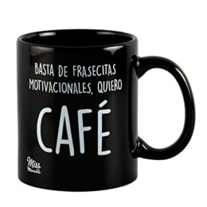 Taza de café negra con la frase: "Basta de frasecitas motivacionales, quiero café".