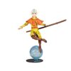 Figura de acción de Aang de Avatar con báculo, en pose dinámica sobre base de soporte.