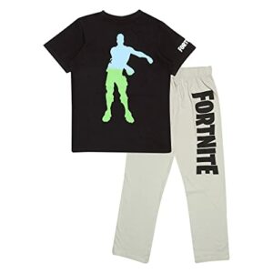 Pijama de niños de Fortnite con diseño de personaje en camiseta negra y pantalones grises.