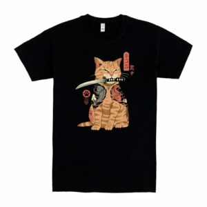 Camiseta negra con un diseño de un gato samurái sosteniendo una katana.