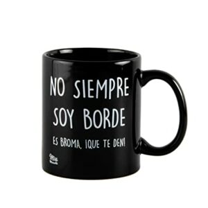 Taza de café negra con el mensaje "NO SIEMPRE SOY BORDE. ES BROMA, ¡QUE TE DEN!" en letras blancas.