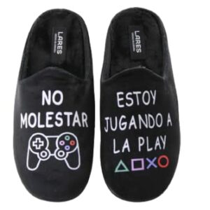 Zapatillas negras de LARES con mensaje: "No molestar, estoy jugando a la Play".