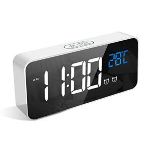 Reloj despertador digital LED con pantalla negra y borde blanco.