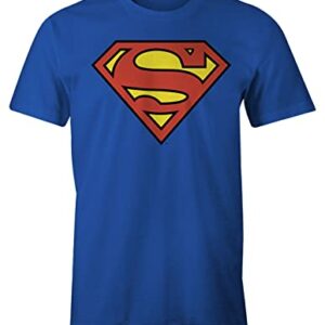 Camiseta azul con logo de Superman en el pecho.