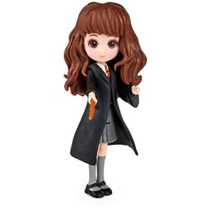 Muñeca articulada de Hermione Granger con uniforme de Hogwarts y varita.