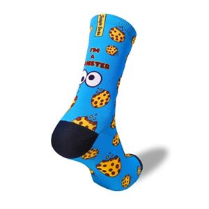 Calcetines deportivos divertidos con diseño de galletas y ojos sobre fondo azul.