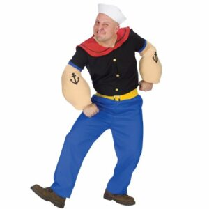 Hombre con disfraz de Popeye con brazos musculosos falsos y sombrero de marinero.