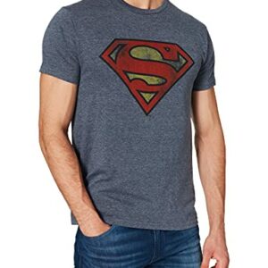 Hombre con camiseta azul de Superman con logo rojo y amarillo.