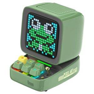 Altavoz Bluetooth verde retro con pantalla LED pixelada y teclado mecánico.