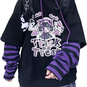 Sudadera con capucha negra de YINGKE con diseño de anime y mangas moradas a rayas.