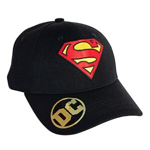 Gorra negra de Superman con el logo rojo y amarillo en el frente.