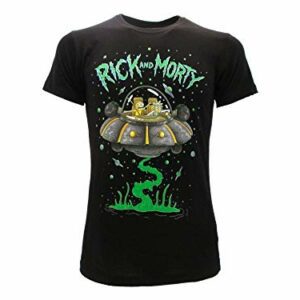 Camiseta negra con un diseño de Rick y Morty en una nave espacial.