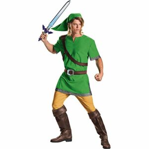 Hombre con disfraz verde de Link de "The Legend of Zelda" con espada y gorro.