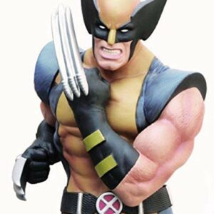 Figura de Wolverine de 20 cm mostrando sus garras de adamantium.