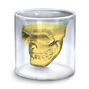 Vaso de cristal de doble pared con diseño de calavera y vodka dentro.