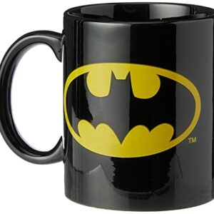 Taza negra de Batman con logo amarillo en el centro.