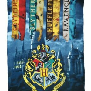 Manta de forro polar de Harry Potter con escudo de Hogwarts y banderas de las cuatro casas.