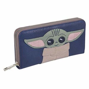 Cartera multicolor de polipiel con diseño de Baby Yoda en la parte frontal.